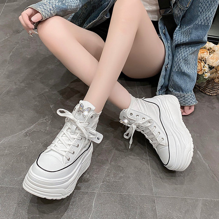 Dame højemodede plateau-sneakers med stilfuldt snøre-design og iøjnefaldende anhænger Stilla