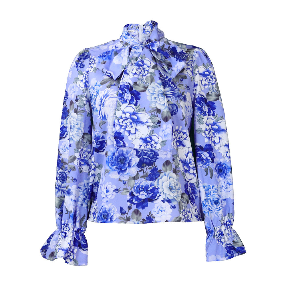 Damebluse med elegant sløjfekrage og blomsterdesigns Stilla