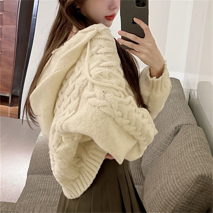 Kvinders chunky strik poncho med hætte og moderne design Stilla