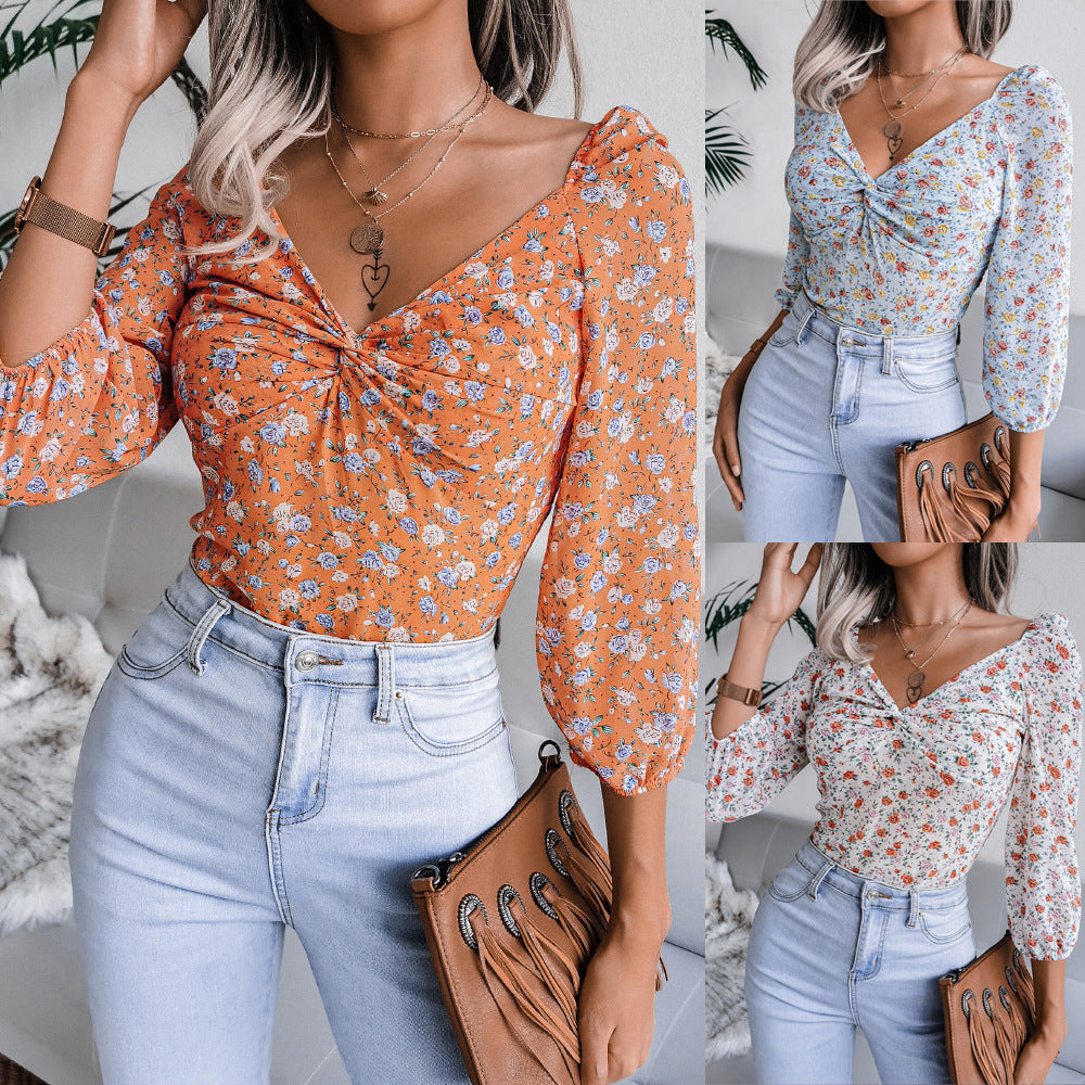 Damebluse med legende blomsterdesign og dekorativt knutedesign Stilla