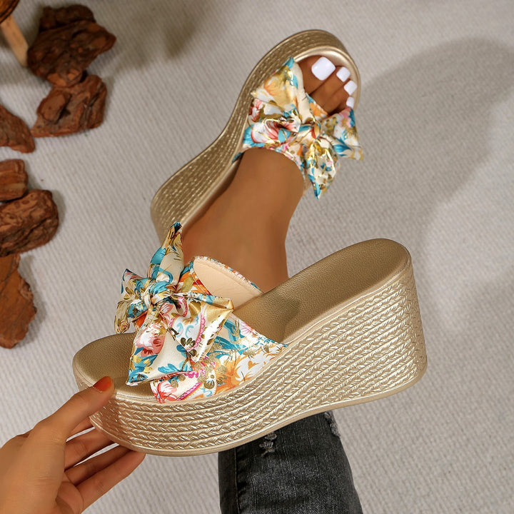 Dame elegante plateau sandaler med glamourøst sløjfe-design og florale accenter Stilla