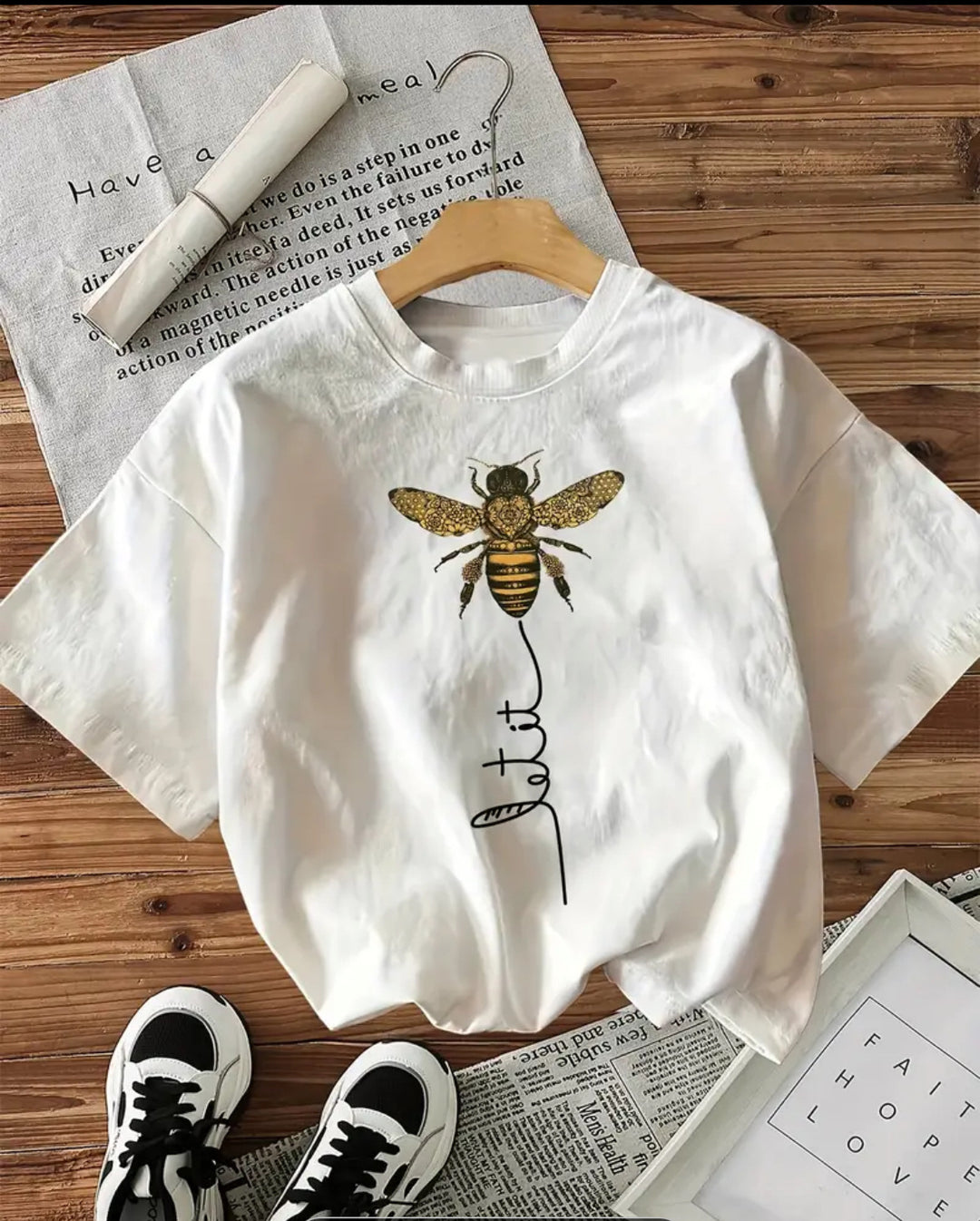 Dame T-shirt med kunstnerisk bienmotiv og afslappet skrift Stilla