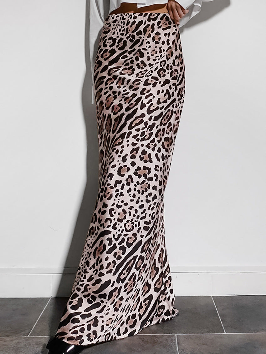 Dame Maxikjole med elegant leopardmønster og svingende kant Stilla