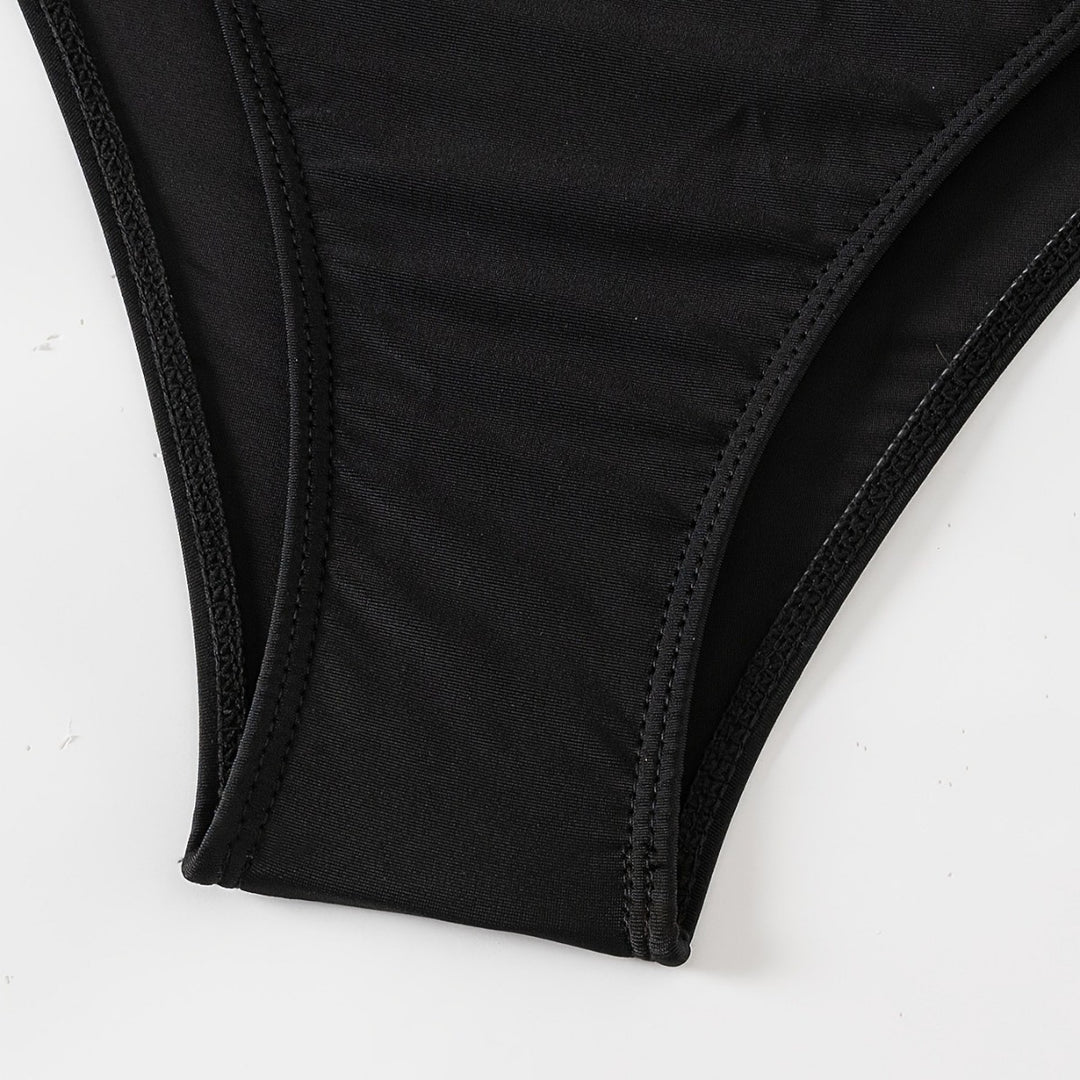 Damebadetøj med gennemsigtig nederdel og raffinerede cut-outs Stilla