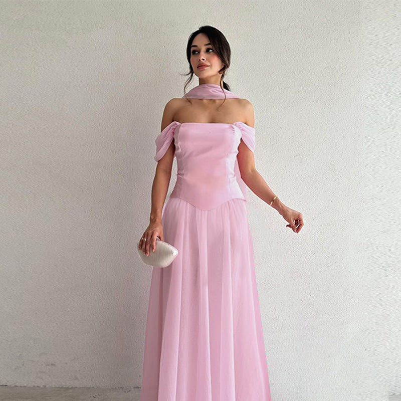 Kvinders aftenkjole med off-shoulder design og elegante ruffle accenter Skovae