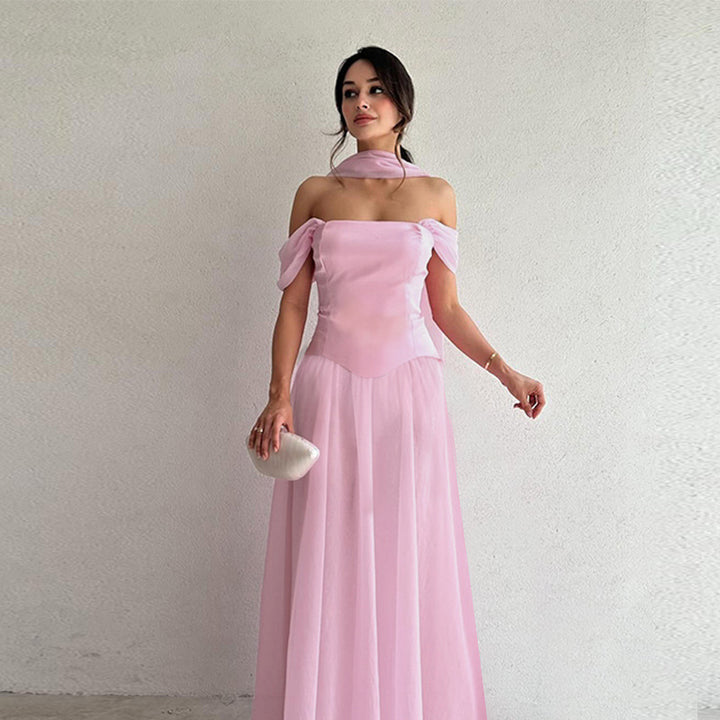 Kvinders aftenkjole med off-shoulder design og elegante ruffle accenter Skovae