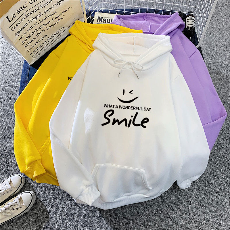 Kvinders hættetrøje med glad smileprint Skovae