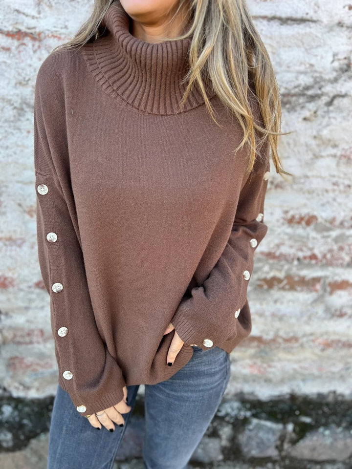 Dame strikpullover med høj krave og fashionable knapper Stilla