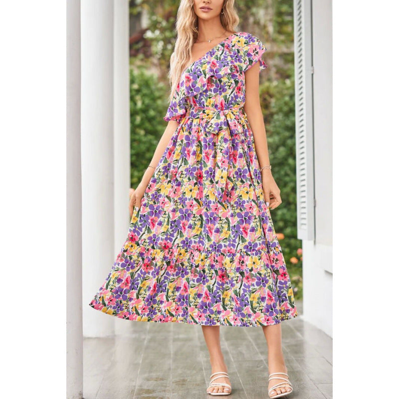 Dame maxikjole med asymmetrisk snit og blomsterinspireret volangdesign Skovae