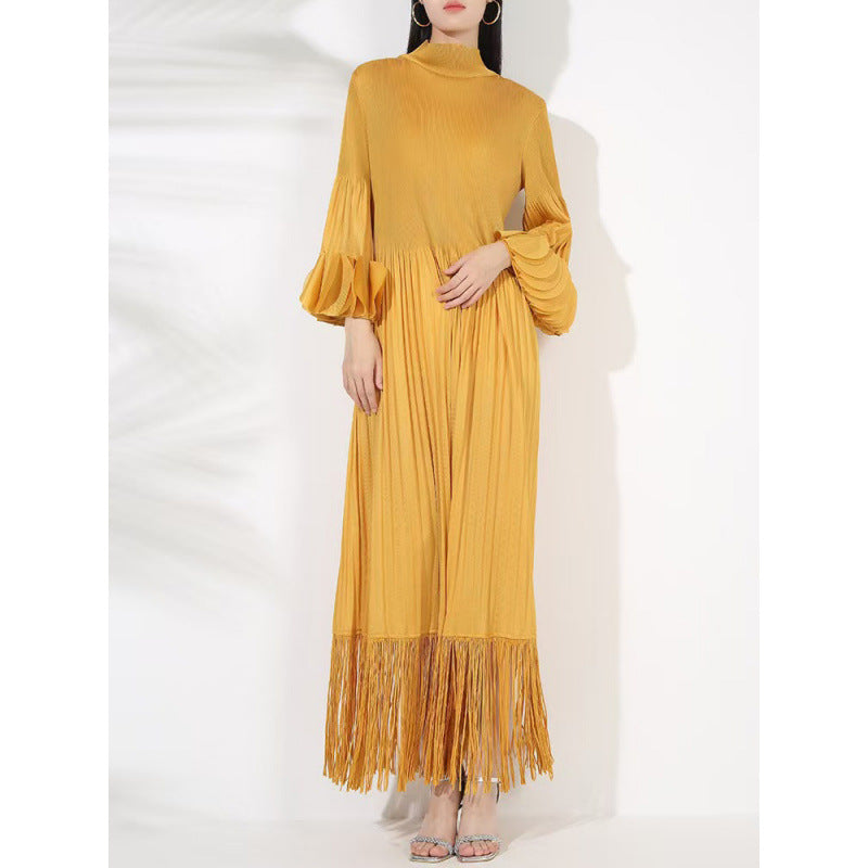 Dame plissé maxikjole med udvidede klokkeærmer og frynse-detalje Stilla