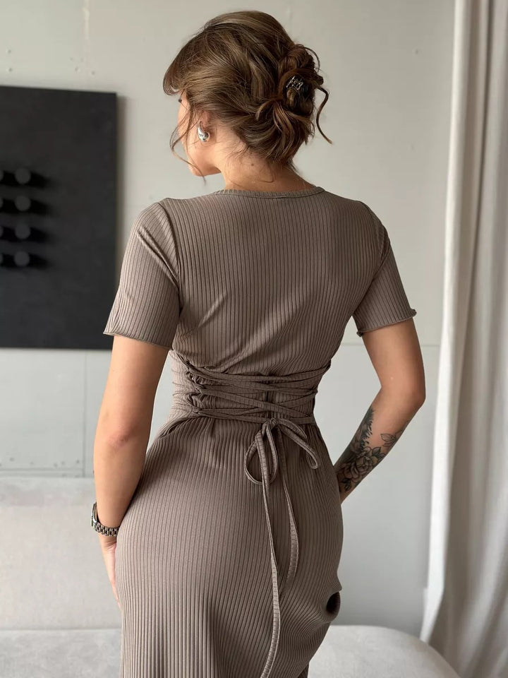 Dame tætsiddende kjole med firkantet udskæring og elegant split Stilla