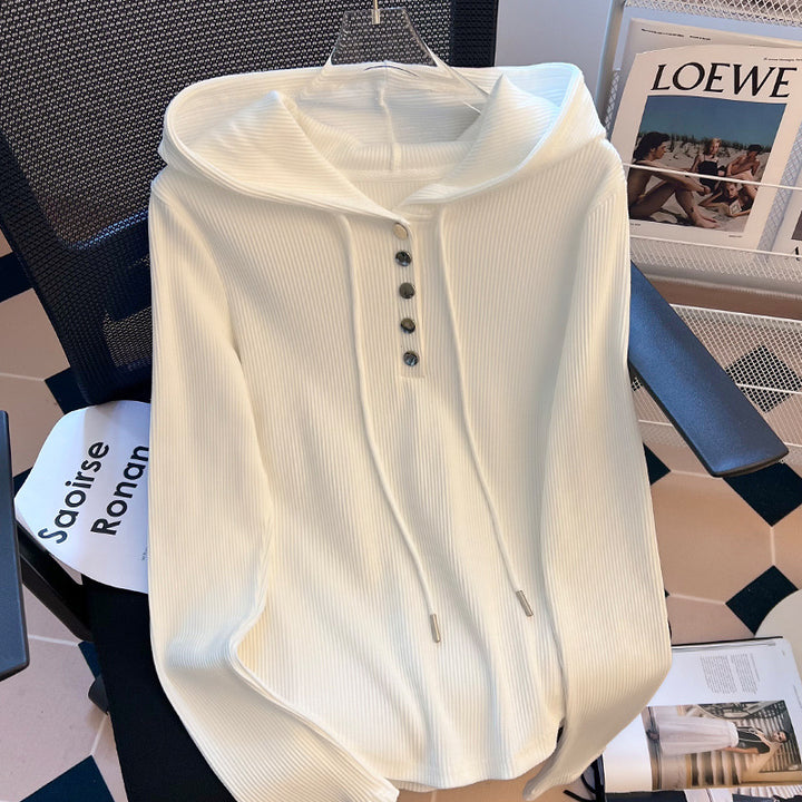 Dame hættebluse med innovativ ribdesign og knapliste Stilla