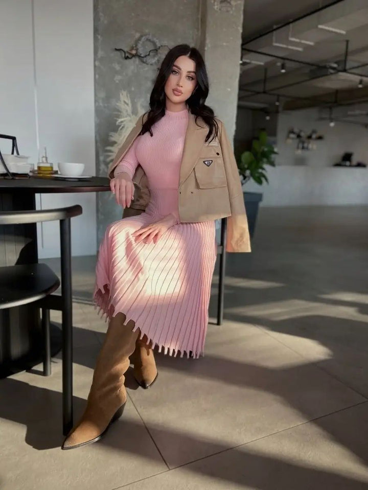 Dame elegant strikkjole med fin ribstruktur og asymmetrisk kant Stilla