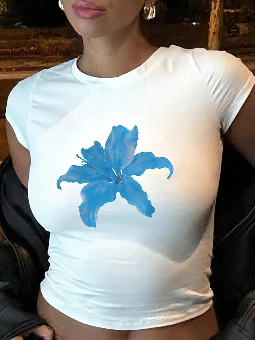 Dame Crop-T-Shirt med animalistisk læbe motiv og iøjnefaldende skrift Skovae