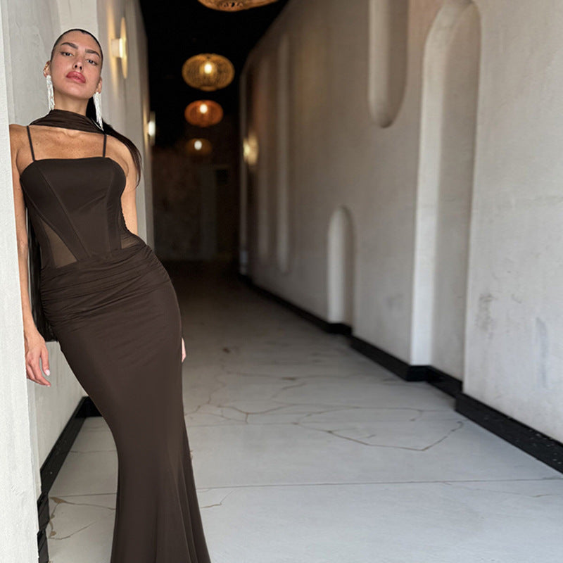 Dame Elegant aftenkjole med raffinerede cut-out-detaljer og figursyet design Skovae
