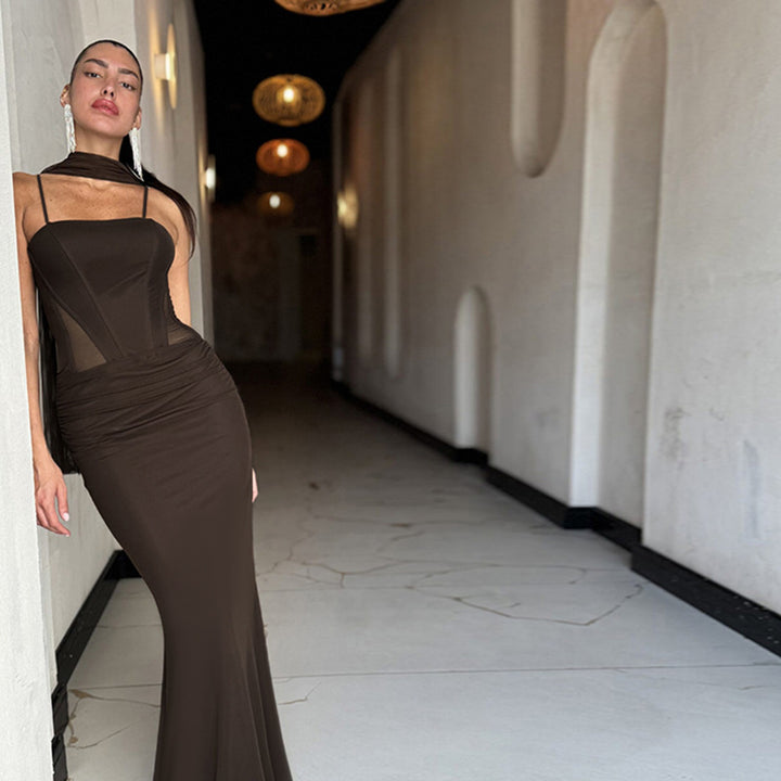 Dame Elegant aftenkjole med raffinerede cut-out-detaljer og figursyet design Skovae