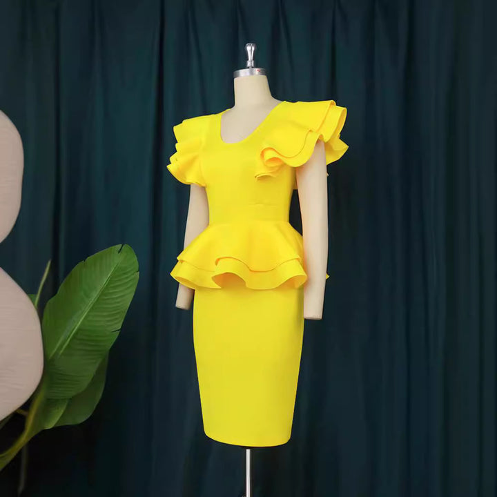 Dame figursyet kjole med voluminøse ruffle-detaljer Skovae