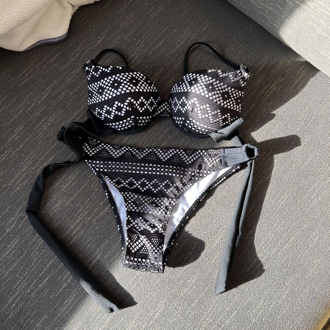 Dame bikini-sæt med forførende spidsindsats og stort design Stilla