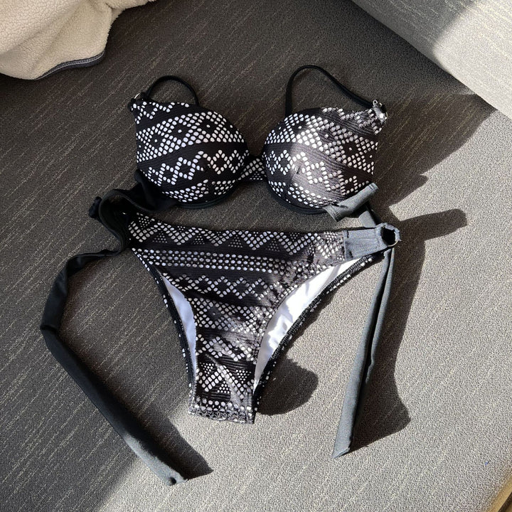 Dame bikini-sæt med forførende spidsindsats og stort design Stilla