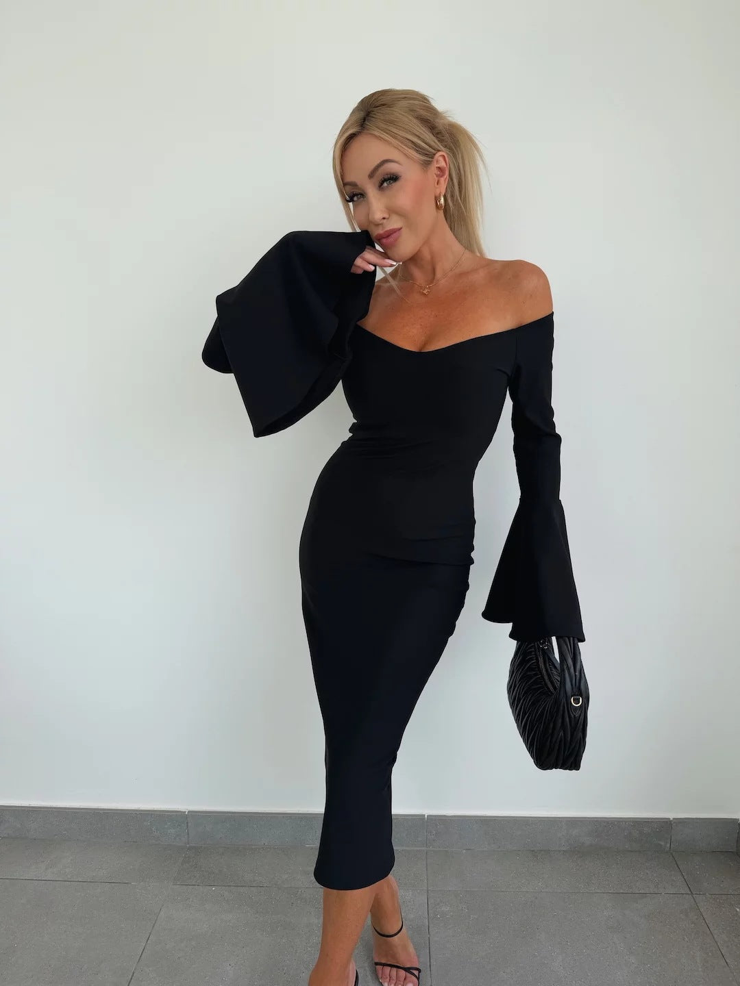 Dame Off-Shoulder Kjole med voluminiøse ærmer og figursyet snit Stilla