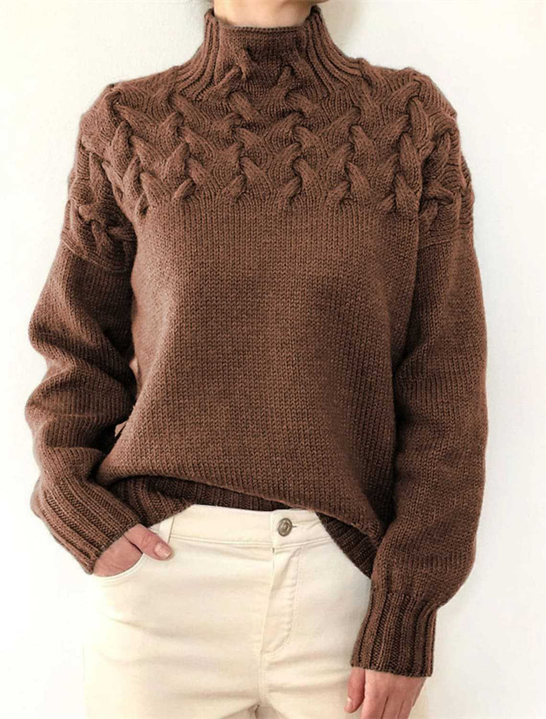 Dame grovstrikket pullover med ståkrave og fletmønster Stilla
