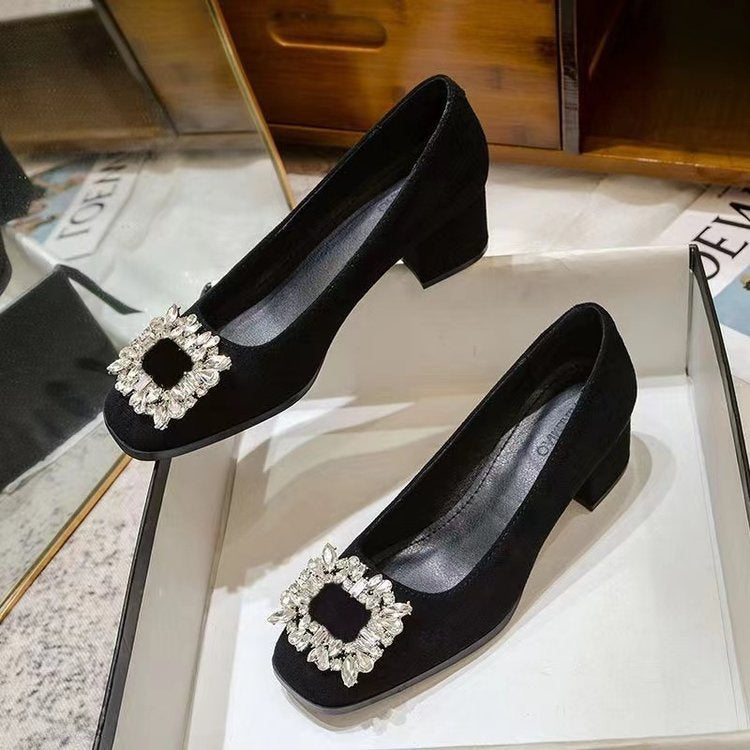 Dame elegante pumps med moderigtige smykkedetaljer og behagelig blokhæl Stilla