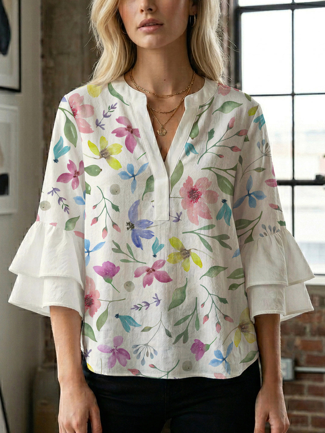 Dame skjorte med voluminøse ærmer og blomsterdesign Skovae