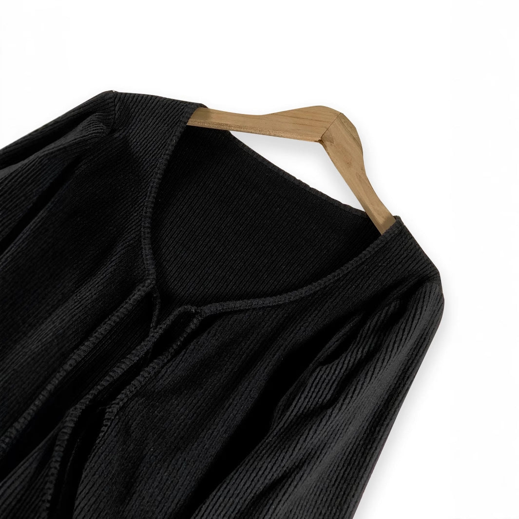 Dame moderigtig crop-pullover med raffinerede fjer på ærmerne Stilla