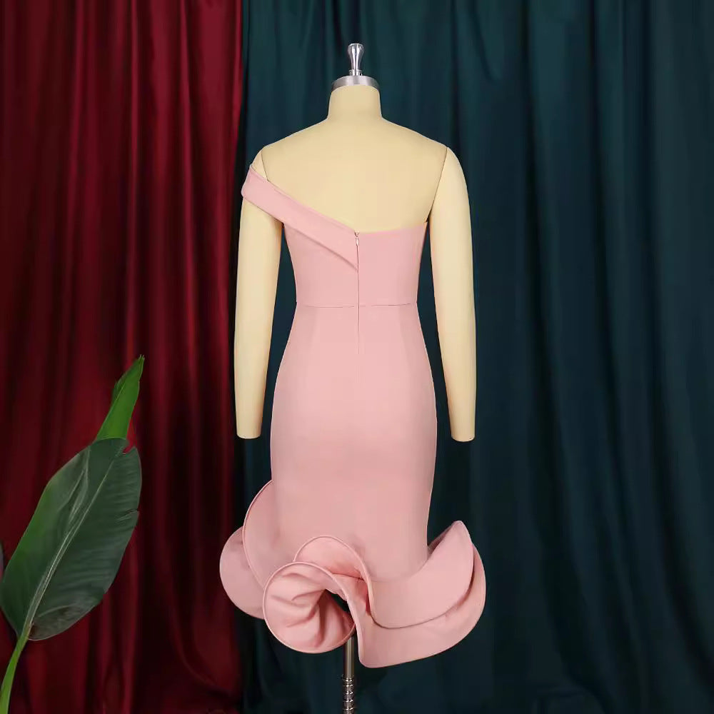 Dame figursyet mermaid-kjole med off-shoulder design og bølgende kant