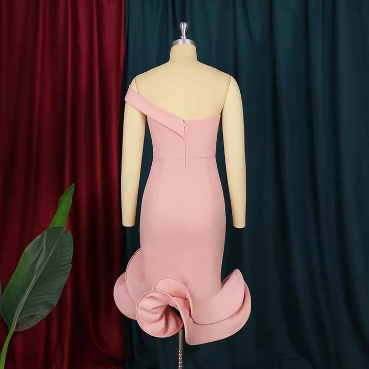 Dame figursyet mermaid-kjole med off-shoulder design og bølgende kant