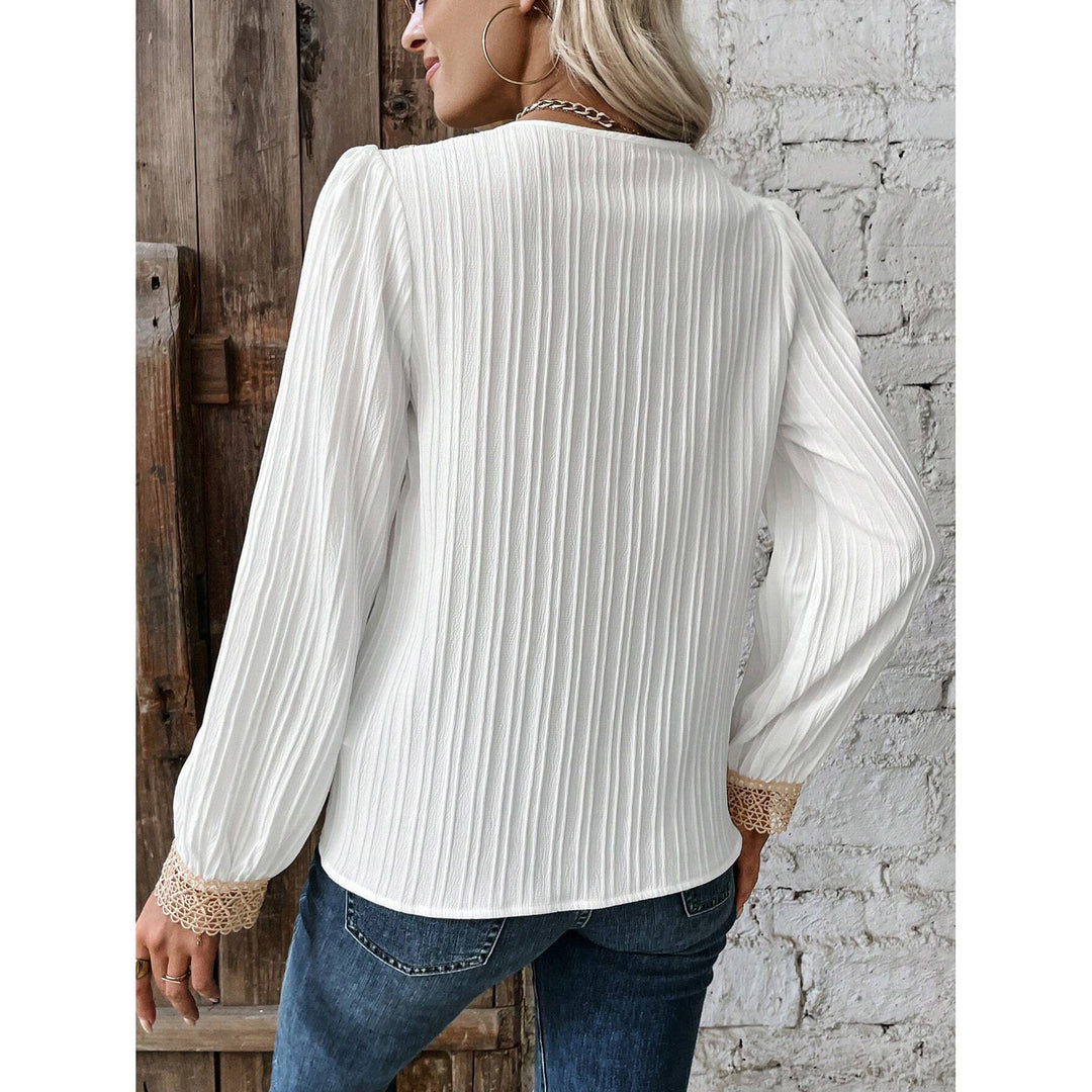 Damebluse med elegante spidsdetaljer og ribbet design Stilla