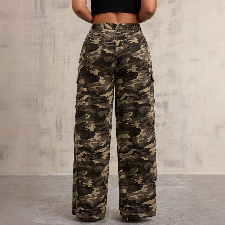Kvindernes cargo bukser i et afslappet camouflage design med sidelommer og bred ben Stilla
