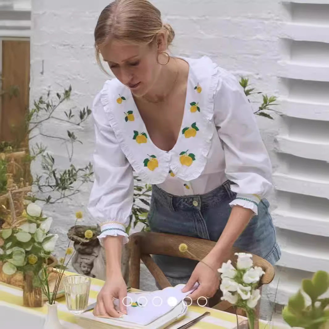 Damebluse med unikt citrondesign og romantisk rynket kant Stilla