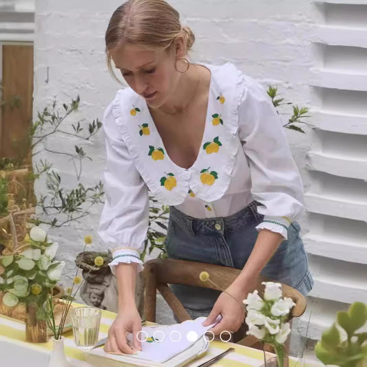 Damebluse med unikt citrondesign og romantisk rynket kant Stilla
