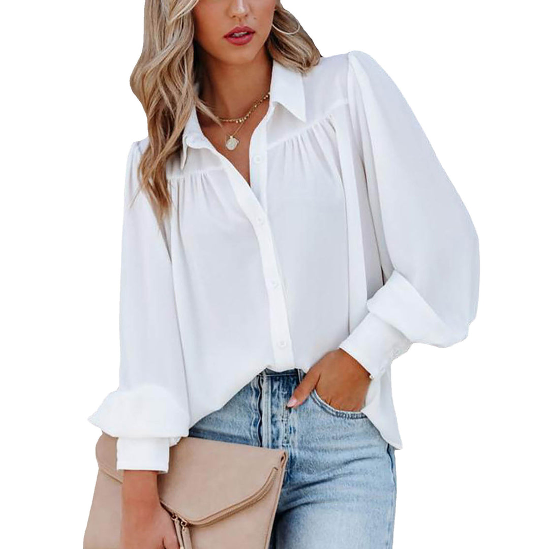 Dame bluse med feminine flæsedetaljer og løse ærmer Stilla