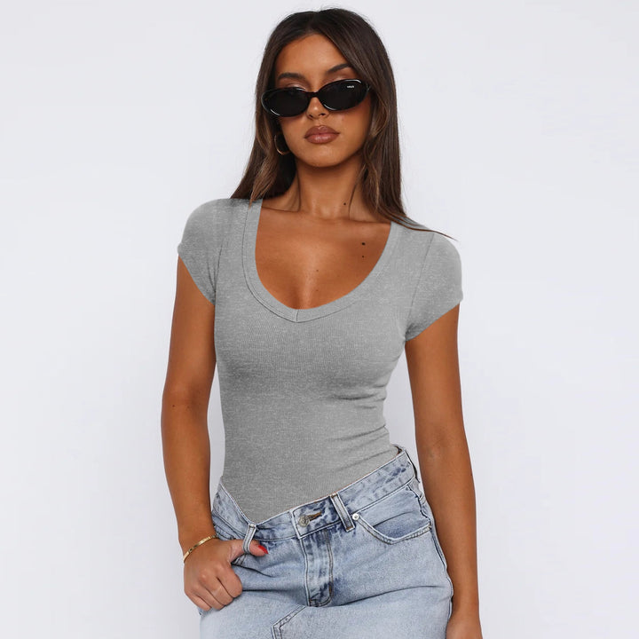 Dame figursyet V-hals top i blødt ribstof Stilla