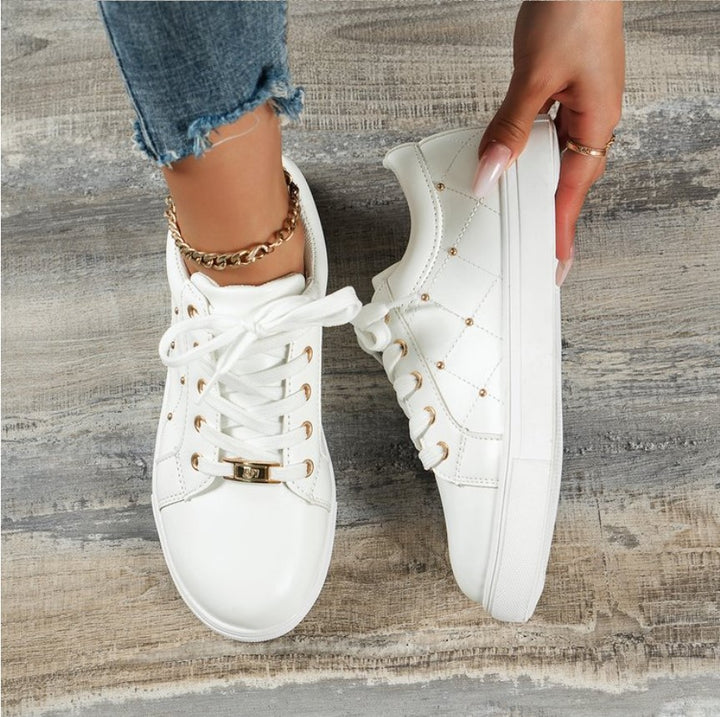 Dame Sneakers med elegant snøredesign og dekorative smykkedetaljer Stilla