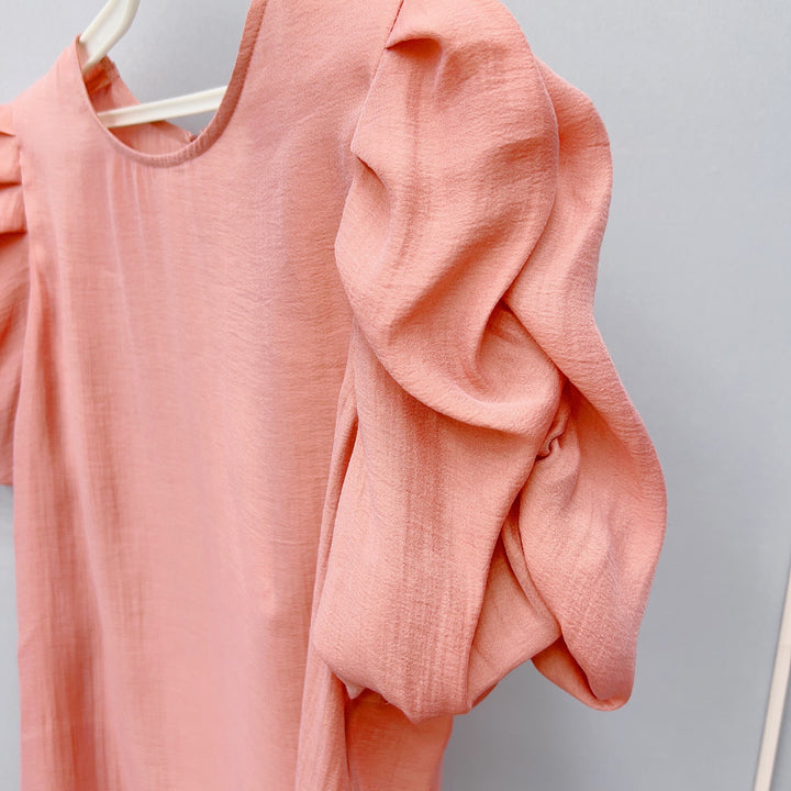 Damebluse med voluminøse puffærmer og elegant snit Stilla