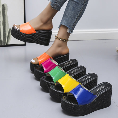 Dame platformsandal med flot glans Stilla
