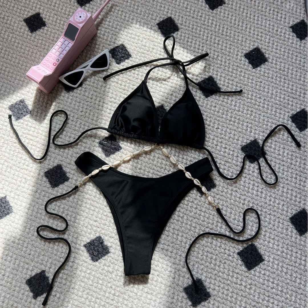 Dame triangel-bikini med dekorative muslingedetaljer og justerbare stropper Stilla
