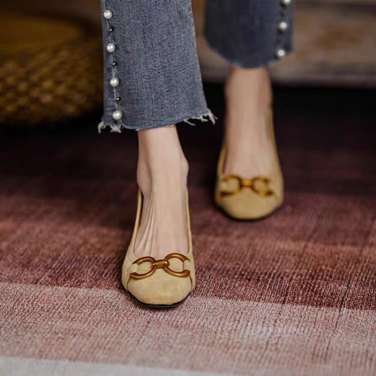 Dame suede blokhæl pumps med dekorativ accent Stilla