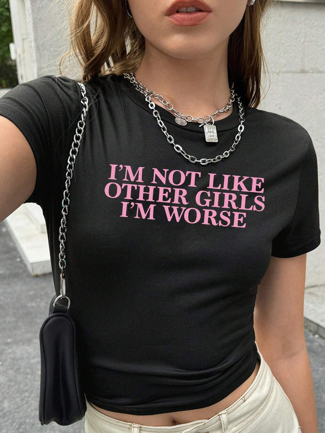 Dame T-shirt med kunstnerisk statement-tryk og tætsiddende snit Skovae