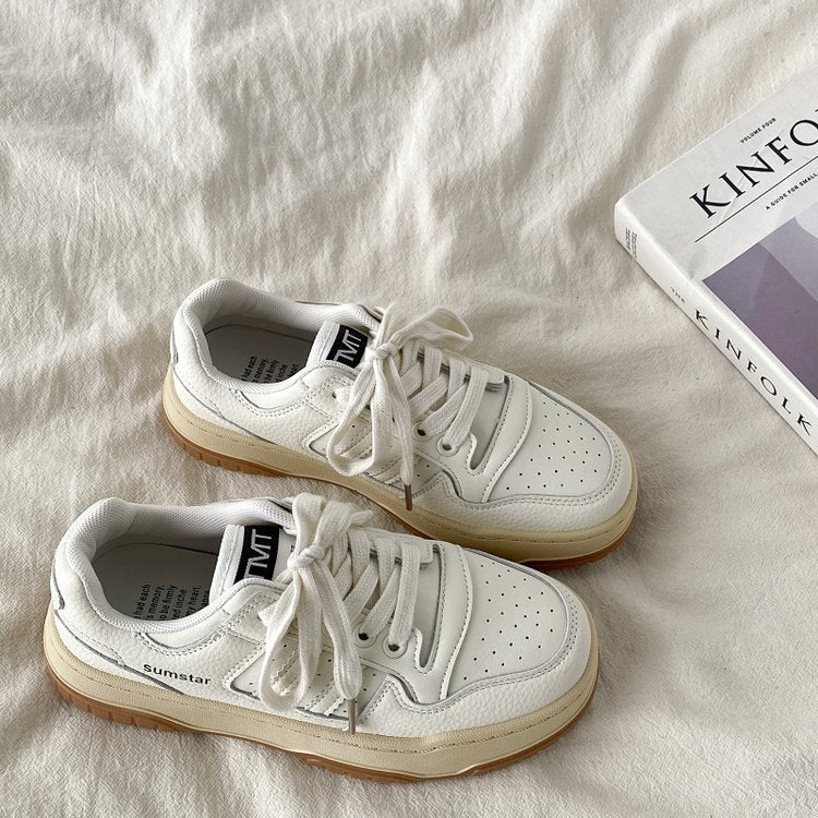 Dame moderne sneakers i minimalistisk design med åndbart overmateriale og skridsikker sål Stilla