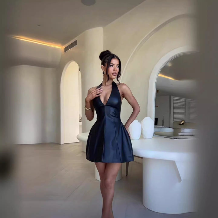 Dame mini-læderkjole med dyb v-udskæring og svajende nederdel Stilla