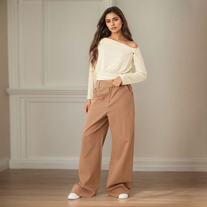 Kvindernes elegante off-shoulder top med draperet design og samling Stilla