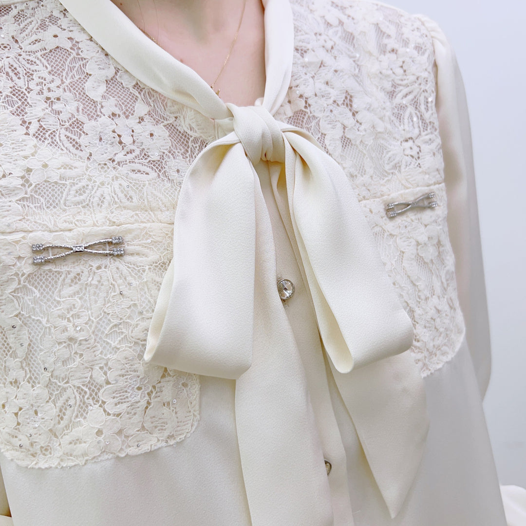 Damebluse med fin spids og elegant sløjfe Stilla