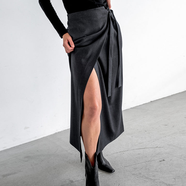 Dame wrapped skirt with side slit and decorative tie belt Stilla
