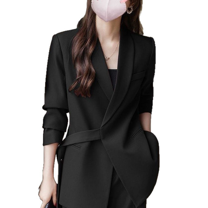 Kvindernes moderne blazer med asymmetrisk snit og taljebælte Stilla