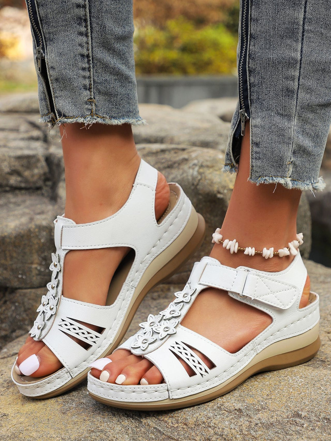Dame sandaler med floralt dekoration og justerbar rem Stilla