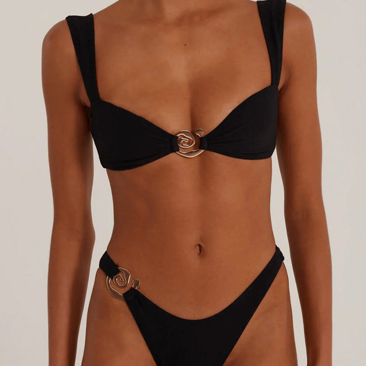 Dame Elegant skåret bikini-sæt med dekorative metallelementer Skovae